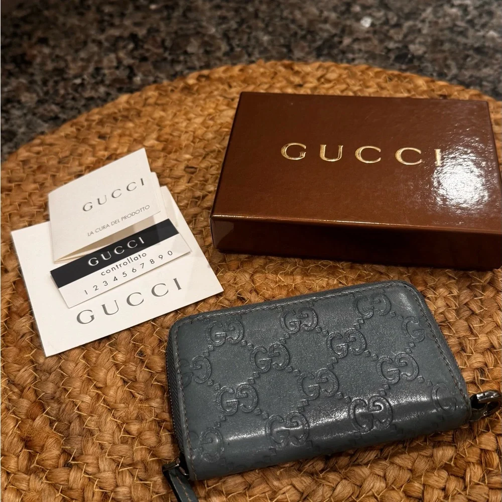 Gucci Black Embossed GG Zip Card Holder - Picture 4 of 14